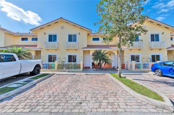 Tuscan Lake Villas, 7462 NW 178th Ter #7462, Country Club, Florida 33015, image 2