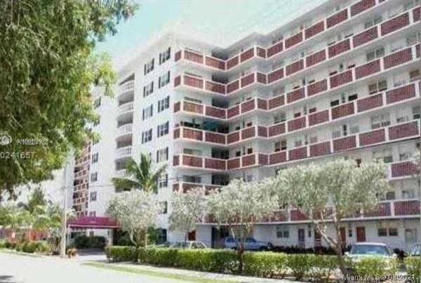 Eastern Shores White House, 3660 NE 166 St #304, North Miami Beach, Florida 33160, image 2