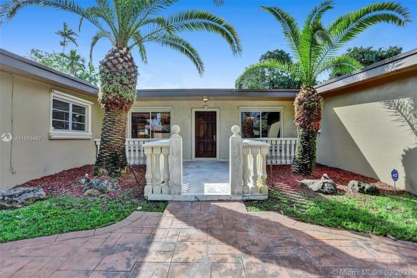 Sky Lake, 1990 NE 187th Dr, North Miami Beach, Florida 33179, image 2