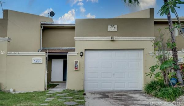 Il Lago Townhomes, 5653 SW 142nd, Kendale Lakes, Florida 33183, image 2