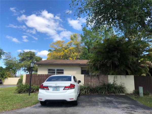 Kendale Lakes No HOA, 13718 Kendale Lakes Dr, Kendale Lakes, Florida 33183, image 2