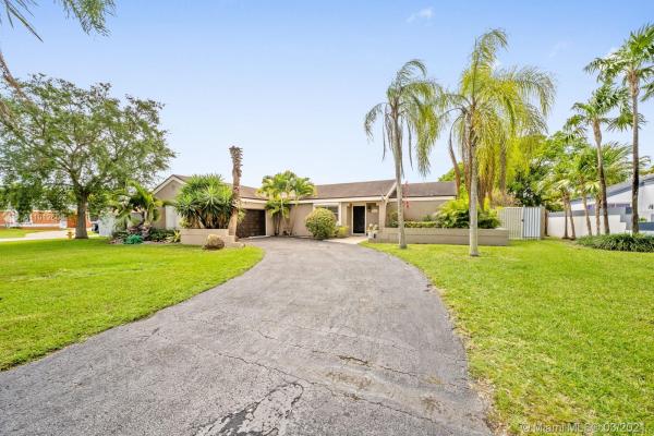 Weitzer Shauna Meadows, 15210 SW 154th Ter, Richmond West, Florida 33187, image 2