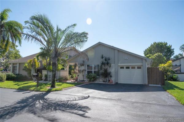 Patio Homes At Lakes Of The Meadow, 14826 SW 45th Ln, Kendall West, Florida 33185, image 2