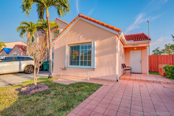 Imperial Villas At Imperial Lake, 12647 NW 11th Ln #12647, Tamiami, Florida 33182, image 2