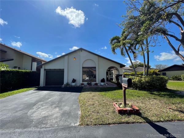 Patio Homes At Lakes Of The Meadow, 4310 SW 148th Ct, Kendall West, Florida 33185, image 2