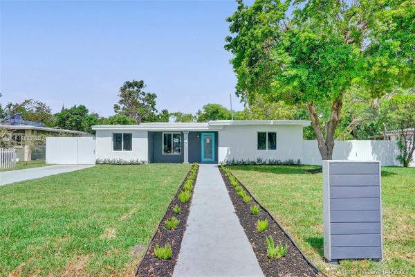 Irons Manor High Pine, 741 NE 139th St, North Miami, Florida 33161, image 2