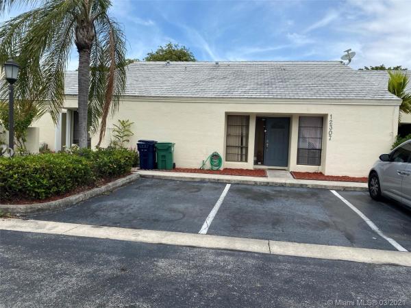 Villas Of Deerwood, 12307 SW 148th Ter, Three Lakes, Florida 33186, image 2