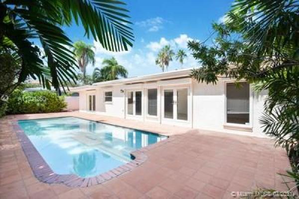 Biscayne Key Estates, 200 W Mashta Dr, Key Biscayne, Florida 33149, image 2