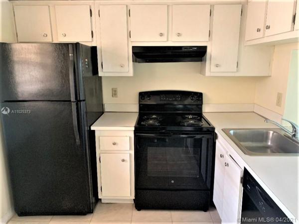 Poinciana Place Of Pine Island Ridge, 9460 Poinciana Pl #401, Davie, Florida 33324, image 2