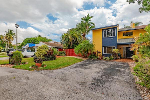 Farberville, 7690 S Oakmont Cir #7690, Country Club, Florida 33015, image 2