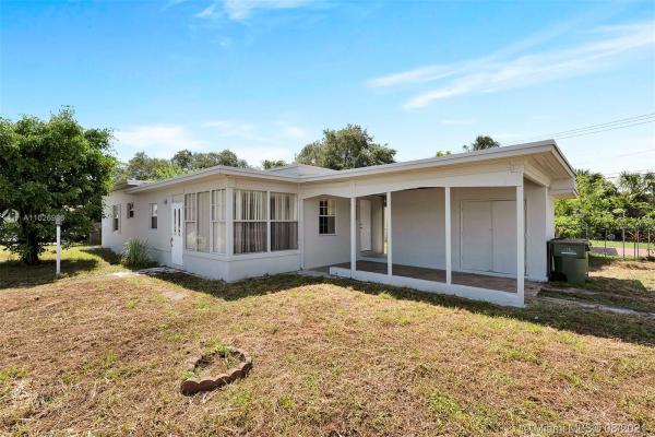Irons Manor, 900 NE 135th St, North Miami, Florida 33161, image 2