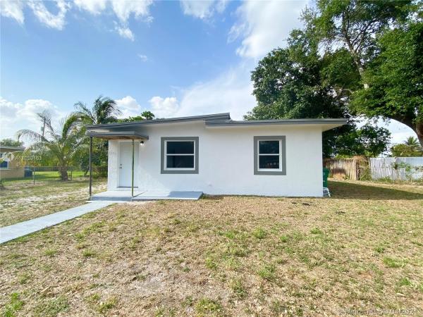 Hyde Park Manor, 1131 NW 141st St, Golden Glades, Florida 33168, image 2