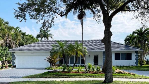 Loch Lomond, 7041 Torphin Pl, Miami Lakes, Florida 33014, image 2