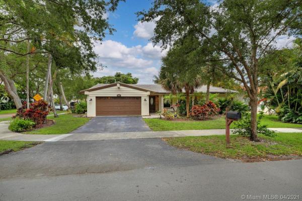 Lake Glenn Ellen, 8450 Menteith Ter, Miami Lakes, Florida 33016, image 2