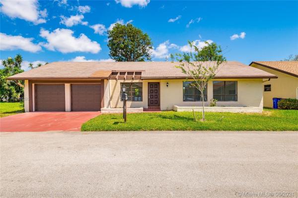 The Meadows Of Crystal Lake, 2355 SW 15th Pl, Deerfield Beach, Florida 33442, image 2