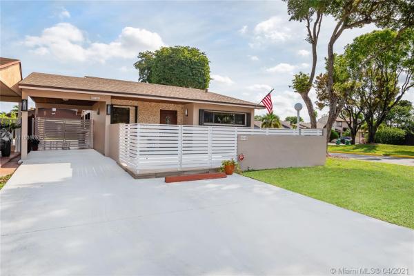 Lakes Of Acadia, 5505 NW 194th Circle Ter, Miami Gardens, Florida 33055, image 2