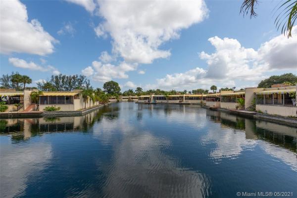 Loch Lomond West, 6951 Crown Gate Pl #6951, Miami Lakes, Florida 33014, image 2