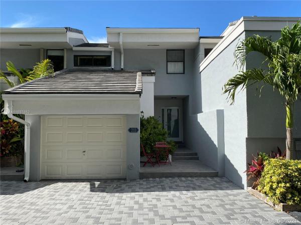 Poinciana Island Yacht & Racquet Club, 211 Poinciana Dr #201, Sunny Isles Beach, Florida 33160, image 2
