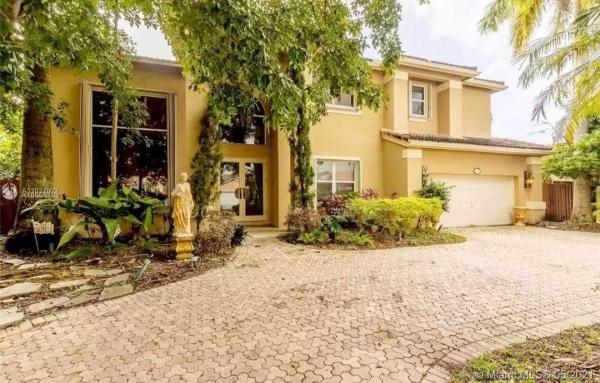 Mansions Cove At Lakes Of The Meadow, 4270 SW 154th Pl, Kendall West, Florida 33185, image 2