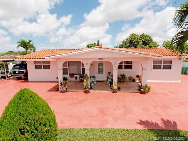 Heftler Homes, 4241 SW 104th Ct, Westwood Lakes, Florida 33165, image 2