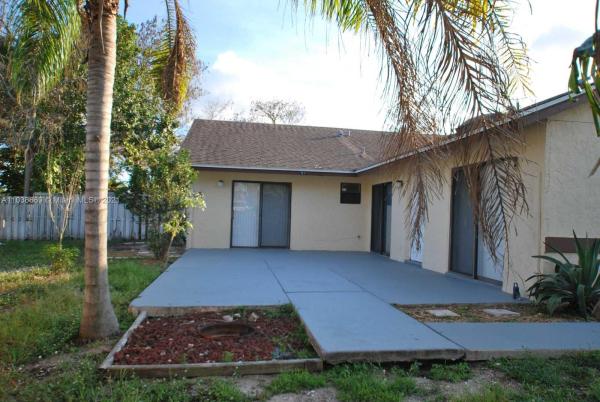 Sugar Pond Manor, 1672 Hawthorne Pl, Wellington, Florida 33414, image 2