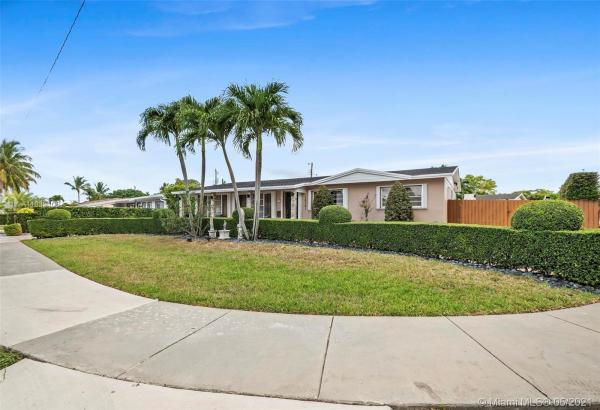 Heftler Homes, 10301 SW 54th St, Westwood Lakes, Florida 33165, image 2
