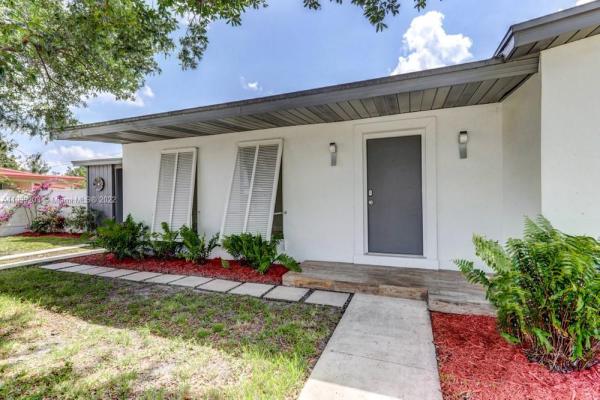 495 SE Airoso, Florida 34983, image 2