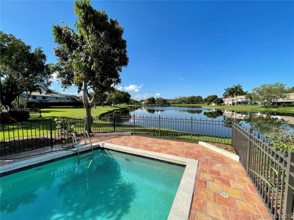 The Townhomes Of Deer Creek, 3174 Deer Creek Lake Shore Dr, Deerfield Beach, Florida 33442, image 2