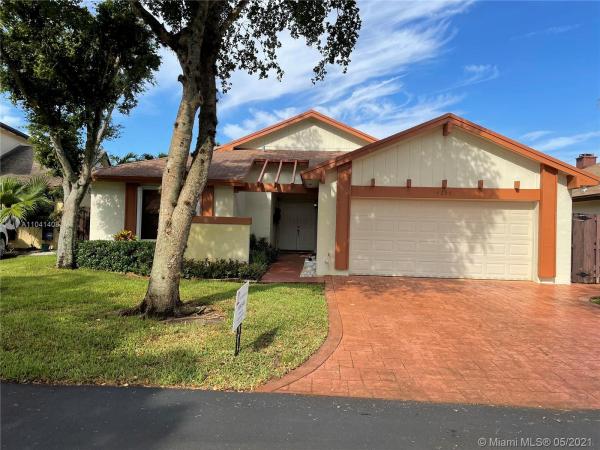 Patio Homes At Lakes Of The Meadow, 4236 SW 148th Pl, Kendall West, Florida 33185, image 2