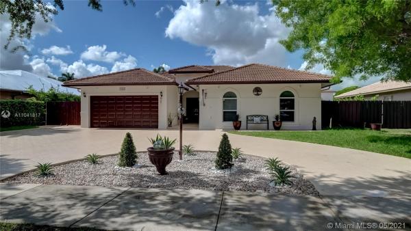 Royal Lake Estates, 7840 NW 160th Ter, Miami Lakes, Florida 33016, image 2
