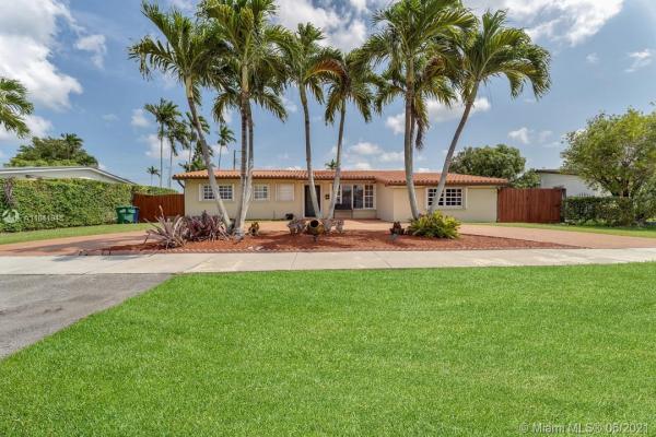 Heftler Homes, 10410 SW 52nd St, Westwood Lakes, Florida 33165, image 2