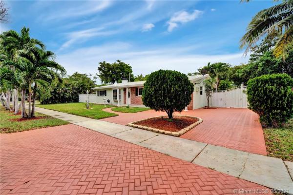 Miami Lakes Residential, 6590 Lake Blue Dr, Miami Lakes, Florida 33014, image 2