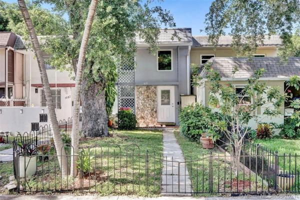 Executive Manors, 1671 NE 142nd St, North Miami, Florida 33181, image 2