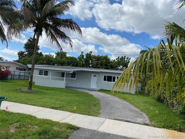 Scott Lake Manor, 820 NW 179th Ter, Miami Gardens, Florida 33169, image 2