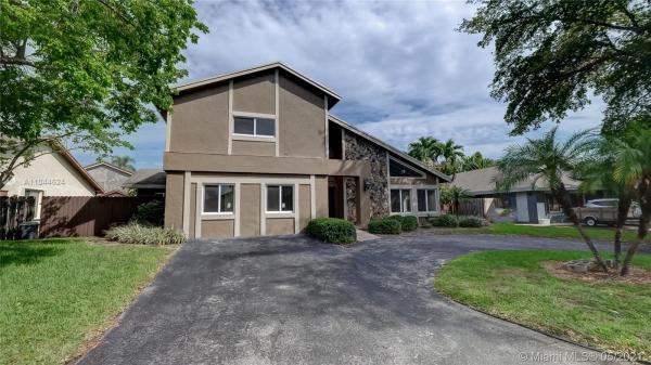 Sky Lake Terrace, 721 NE 203rd Ln, Ives Estates, Florida 33179, image 2