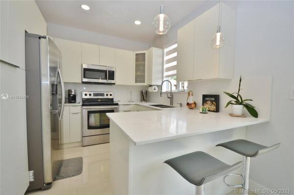Shoma Villas 1 At Country Club Of Miami, 7333 NW 174 Ter #105, Hialeah, Florida 33015, image 2