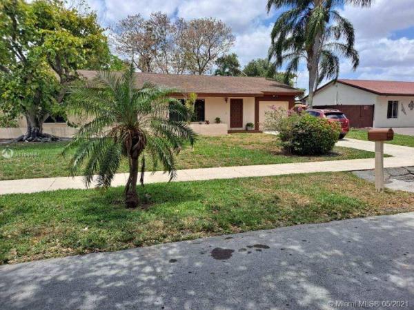 Country Lake Manors, 19970 NW 65 Ct #, Country Club, Florida 33015, image 2