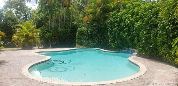 Heftler Homes, 10441 SW 54th St, Westwood Lakes, Florida 33165, image 2