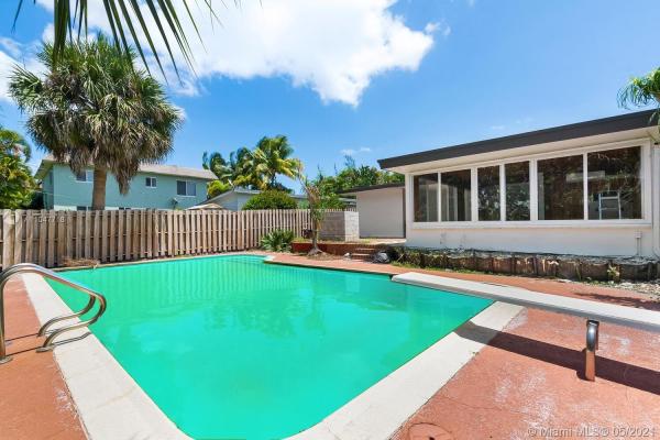 Petite, 37 NE 24th St, Wilton Manors, Florida 33305, image 2