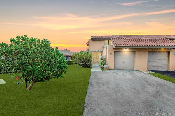 Golfwood, 716 NE 206th Ter, Ives Estates, Florida 33179, image 2