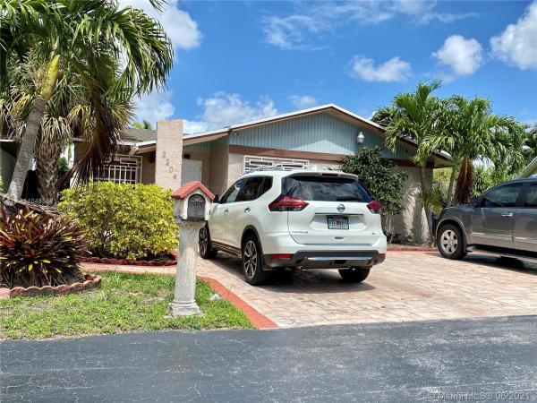 Les Chalets, 2204 SW 106th Ct, University Park, Florida 33165, image 2