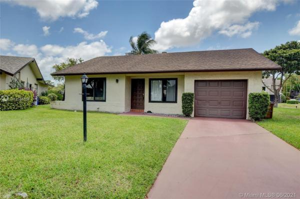 The Meadows Of Crystal Lake, 2218 SW 17th Dr, Deerfield Beach, Florida 33442, image 2