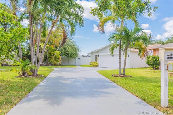 Liberia, 2417 Raleigh St, Hollywood, Florida 33020, image 1