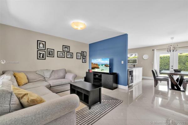Heftler Homes, 10311 SW 52nd St, Westwood Lakes, Florida 33165, image 2
