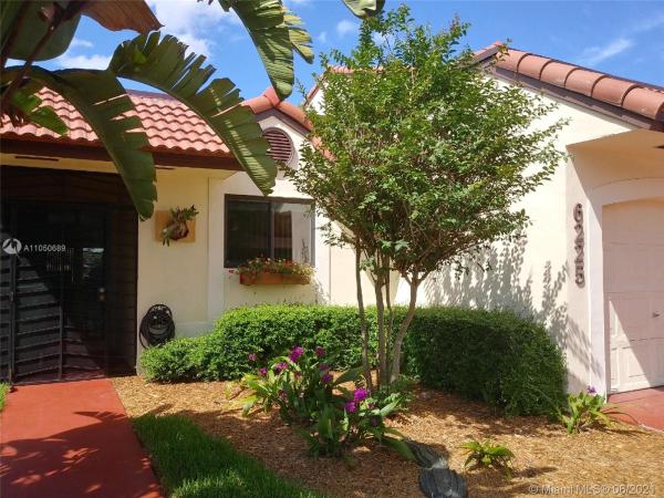 Townhomes Of Country Lake, 6225 NW 190th Ter #6225, Country Club, Florida 33015, image 2