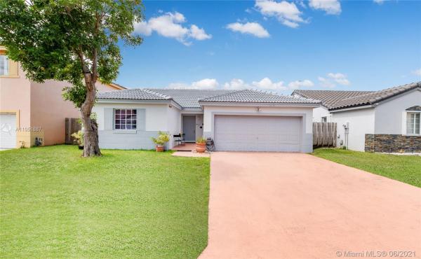 Weitzer At Lago Mar, 15779 SW 74th Ln, Kendale Lakes, Florida 33193, image 2