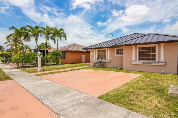 Leomar Homes, 718 NW 133rd Ave, Tamiami, Florida 33182, image 2