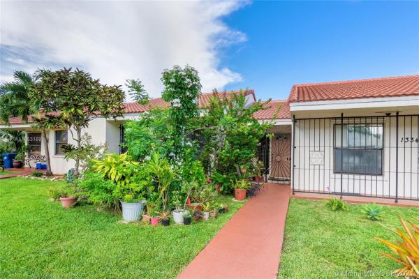 Lakewood Townhome Villas, 1338 SW 124th Pl, Tamiami, Florida 33184, image 2
