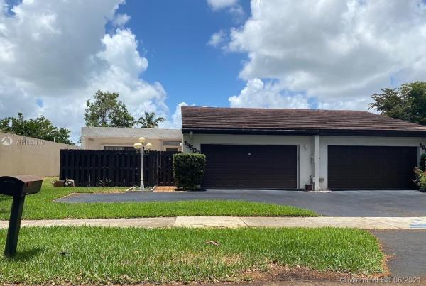 Royal Singapore Lake, 19500 West Lake Dr #19500, Country Club, Florida 33015, image 2