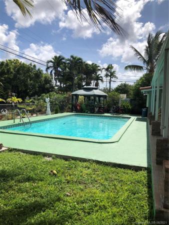 Heftler Homes, 10500 SW 42nd Ter, Westwood Lakes, Florida 33165, image 2